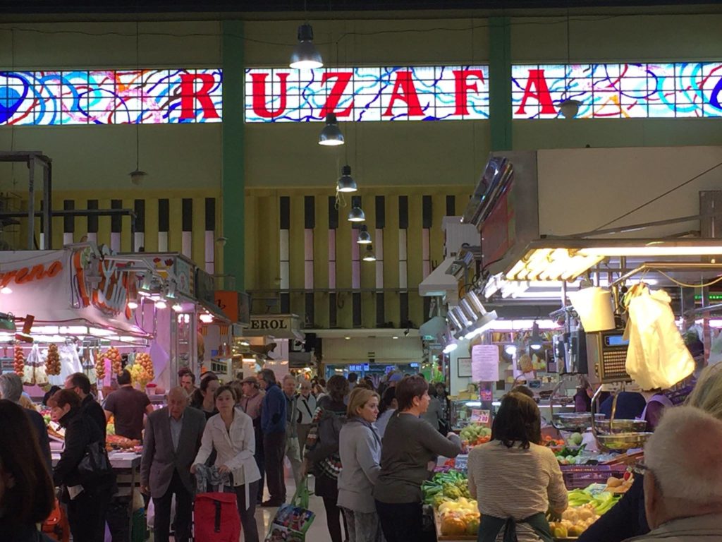 Mercado de Ruzafa con productos frescos.